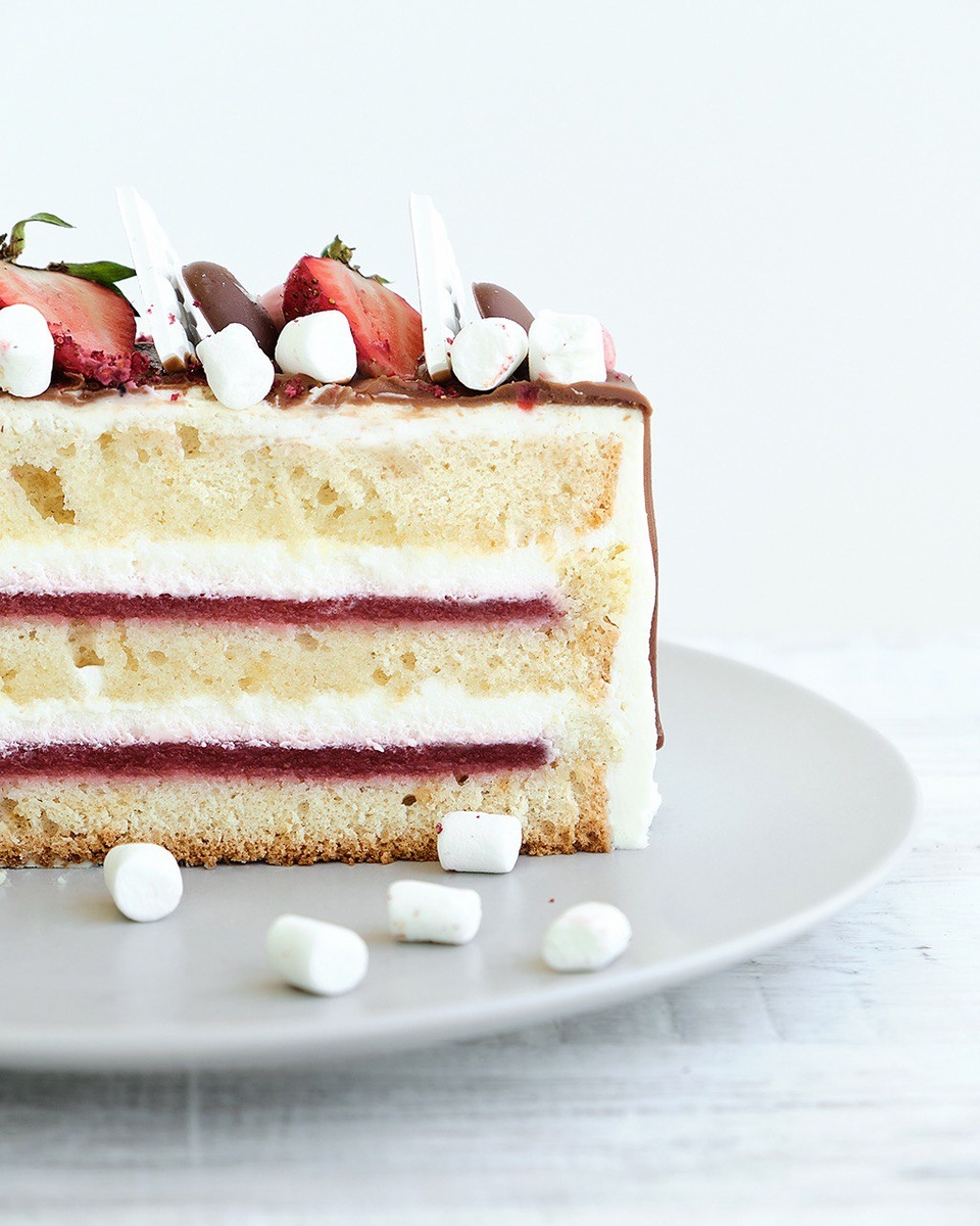 Мой вариант легкого торта — «Настенька»: воздушные ванильные коржи, крем на сметане и сливках, клубничная прослойка, и все это в объятиях классического крем-чиза 😍