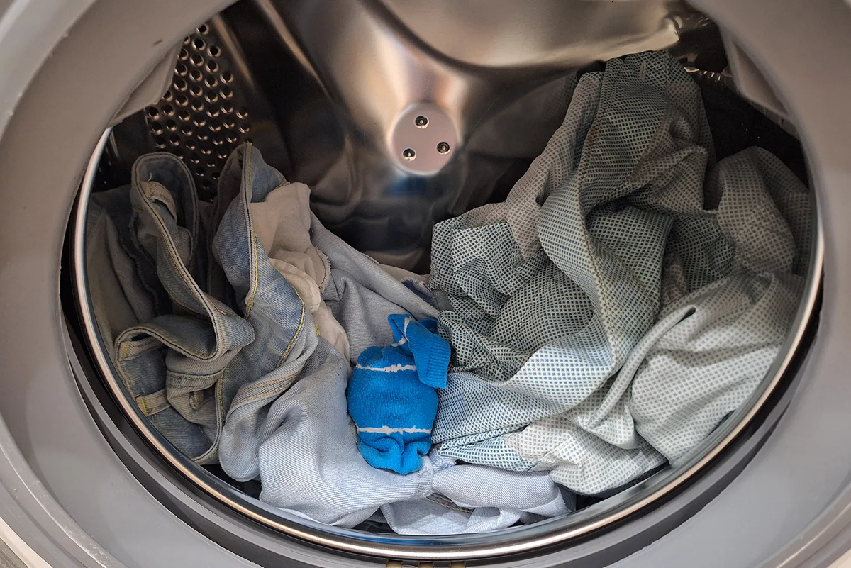 Чтобы мячик не испортил барабан, наш экспериментатор положила его в носок и поставила на отжим на 800 оборотов, но он все равно сильно громыхал. Каких-то видимых результов после стирки мы не увидили