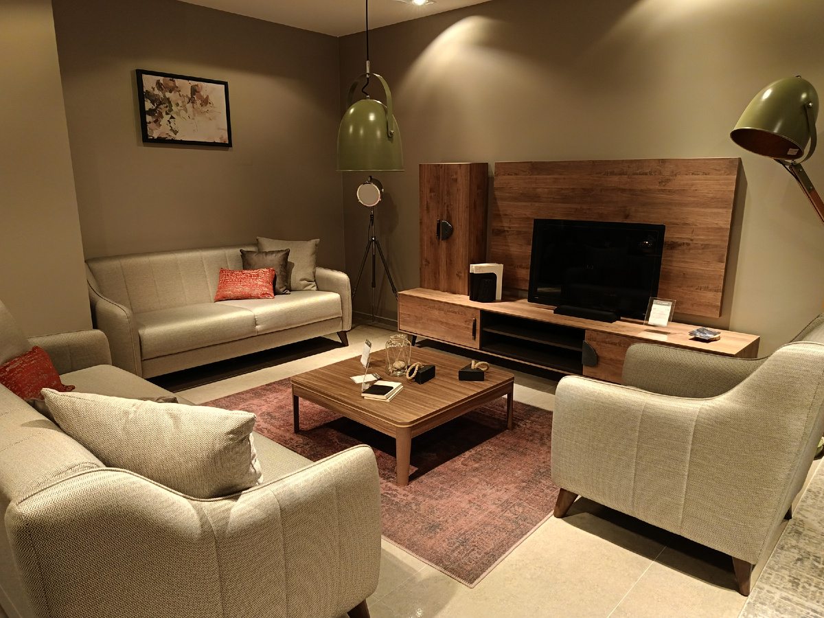 В турецкой гостиной обычно стоит 2–3 дивана и парочка кресел. Потому что гости — не «по праздникам», а часть повседневной жизни