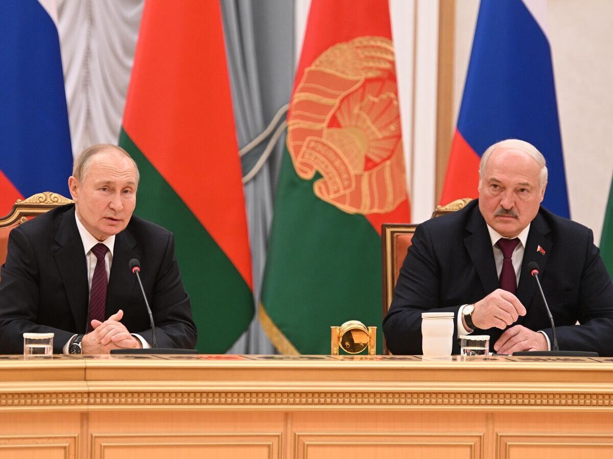   Президент РФ Владимир Путин и президент Белоруссии Александр Лукашенко во время встречи в Минске в расширенном составе | © РИА Новости / Павел Бедняков