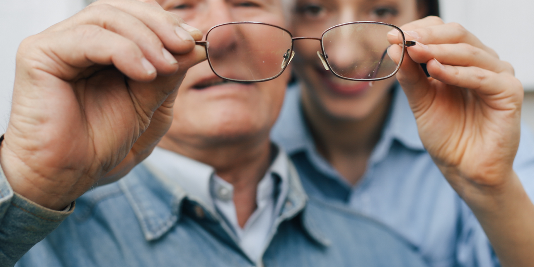 Как поддерживать зрение родителей дома (и почему «мам, сходи к врачу» не работает)