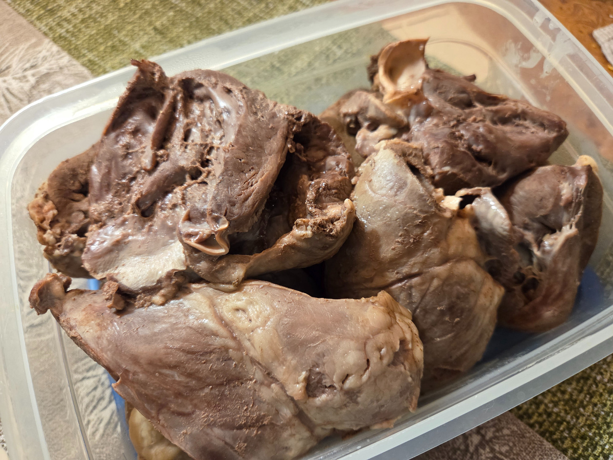 В этот раз сердца были свежие, мясистые. Отваривала в скороварке с добавлением специй, моркови, сельдерея, стеблей укропа. Время варки около двух часов. Можно к завтраку, и потушить, и суп сварить, и блинчики нафаршировать.