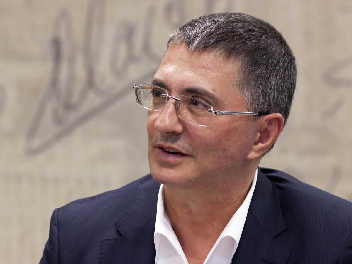    Александр Мясников | CC BY-SA 4.0 / Dmitry Rozhkov / Александр Мясников и Ольга Шестова на презентации книги "Пора лечиться правильно" в Московском доме книги на Новом Арбате