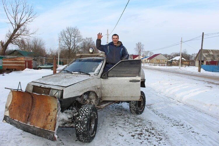 Под отвал Алексей приспособил старую бочку. Фото: из архива героя публикации.