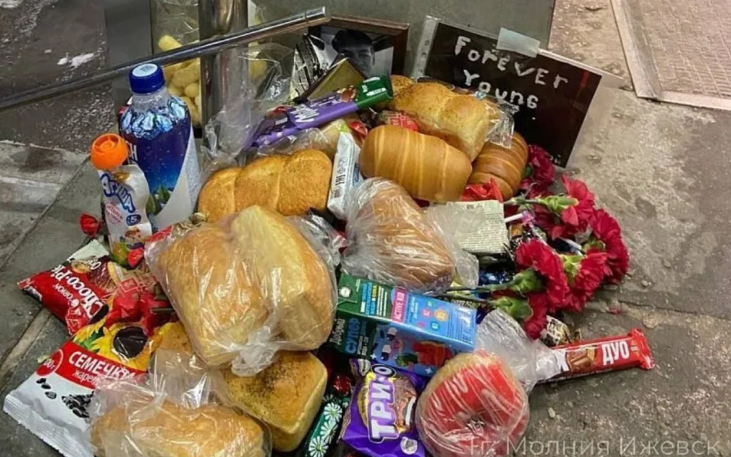  Стихийный мемориал на месте убийства подростка. Фото: @Izh_molniya