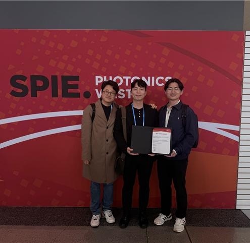 Профессор Ким Чхоль Хон (слева направо), доктор Пак Чжон У, доктор О Дон Хён. [Предоставлено POSTECH]