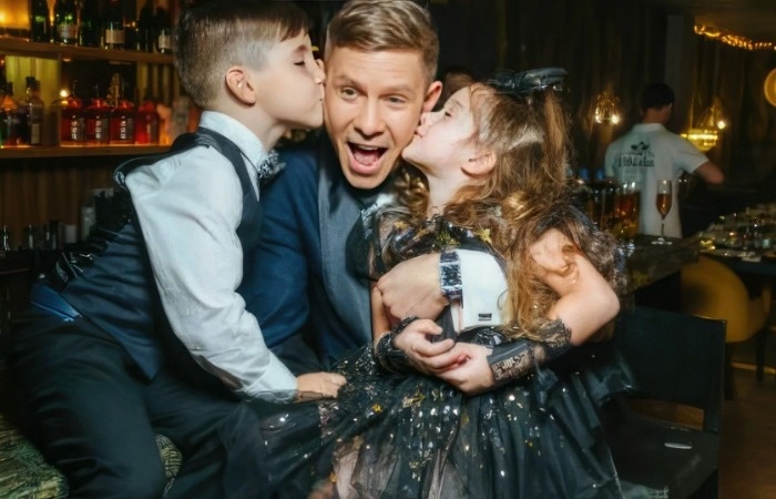 Митя Фомин с крестниками.