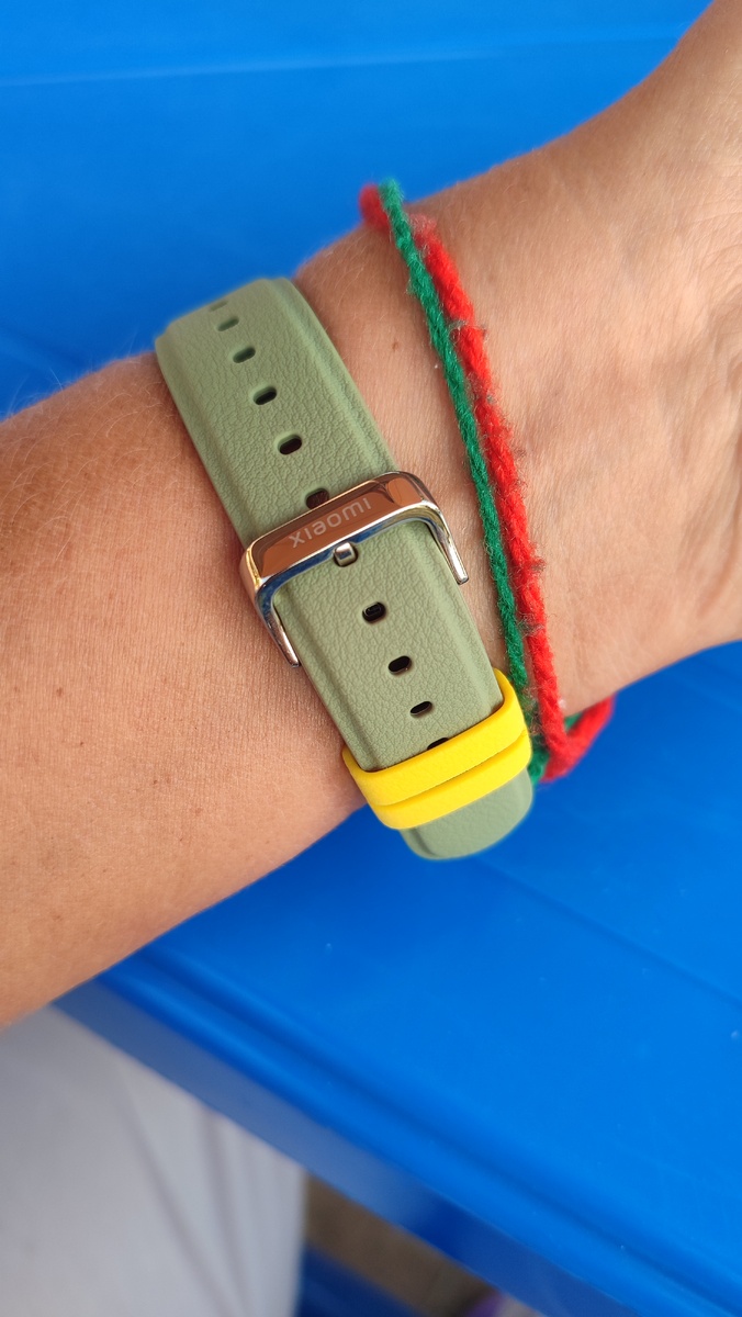 Красная и зелёная нити на моей руке, июль-август-2024