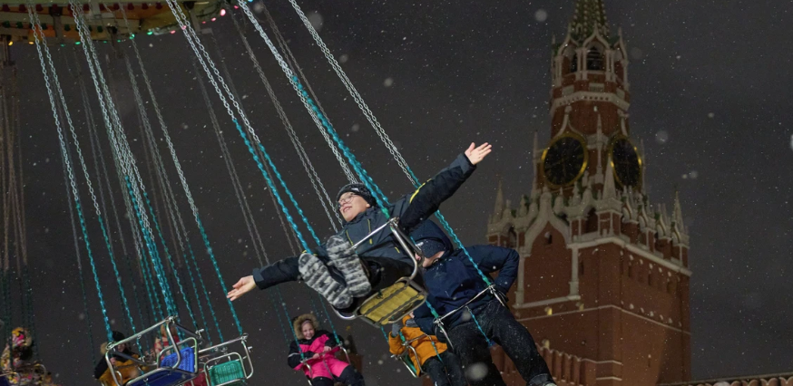 Всё не так уж и дико? Дети катаются на карусели на Красной площади в Москве © dpa