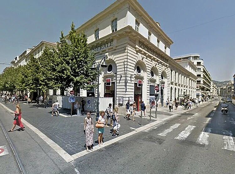 Тот самый банк в Ницце, который много лет назад с подельниками ограбил горе-писатель. Фото: YouTube.