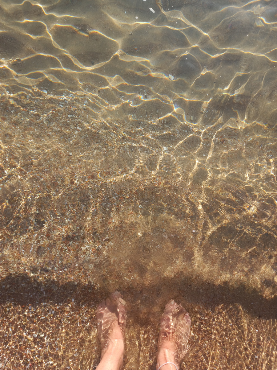 Море "у ног моих" или я у моря "в ногах".