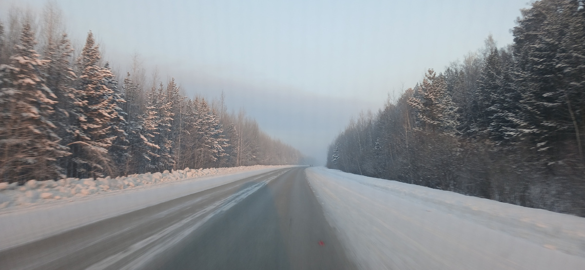 Выезд из Екатеринбурга состоялся при температуре -36, постепенно потеплело до 32-33. На полу машины стоял устойчивый -18!