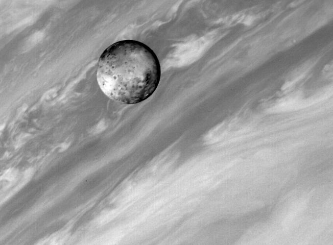 NASA📷Ио и Юпитер, снимок «Вояджера-1»