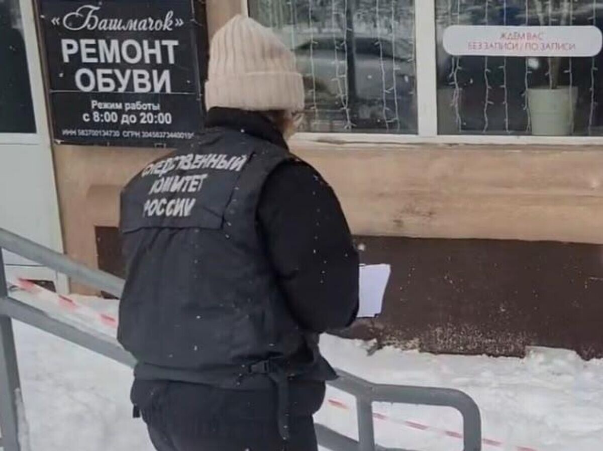    Работа СК РФ на месте происшествия, где при падении наледи с козырька балкона пятиэтажного дома погибла женщина в Пензе | © Фото : СУ СК России по Пензенской области