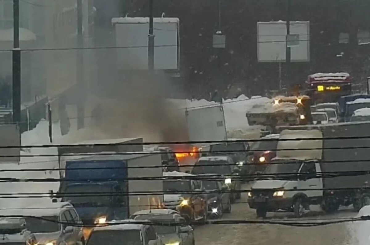    В Перми прямо в пробке загорелся автомобиль