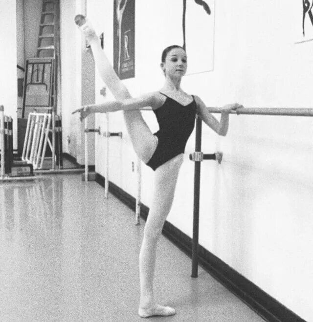 Юная Наташа Седых в балетном зале 