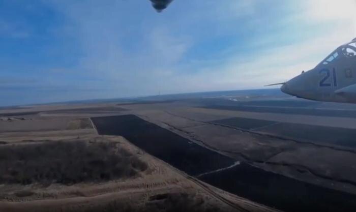 Кадры уничтожения Су-25М1К в небе над ДНР. Обложка © Telegram / Mash