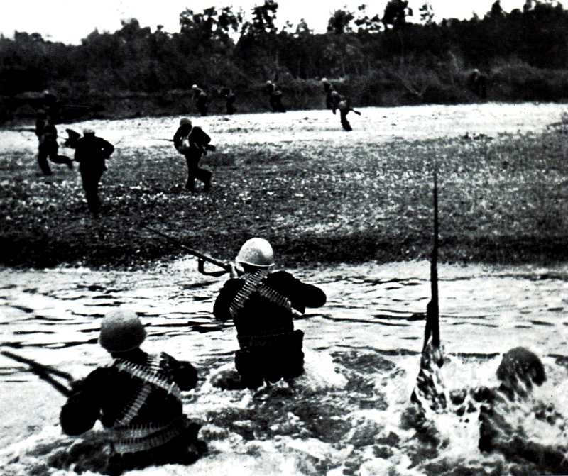 На фотографии хорошо видно, что солдаты, вооруженные ППШ несут на себе пулеметные ленты для "Максим" – это и есть прекрасное распределение веса патронов между всеми! 