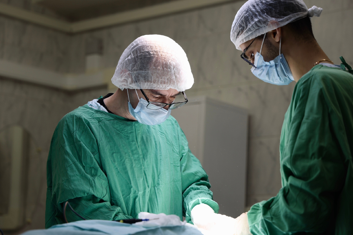 Челюстно-лицевой хирург ГКБ им. Ф.И. Иноземцева Андрей Ханевский в операционной