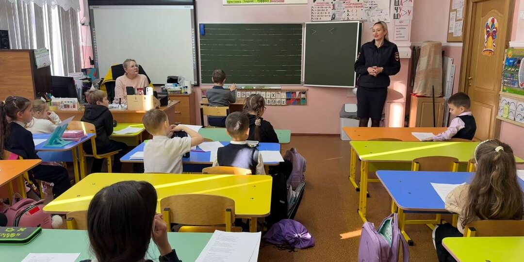 В Калининграде сотрудники Центра ДиТН ПБДД ГИБДД проводят уроки безопасности в 26 школе