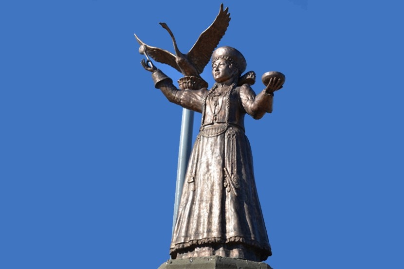 Скульптура "Хори Хатан" в Хоринском районе Бурятии