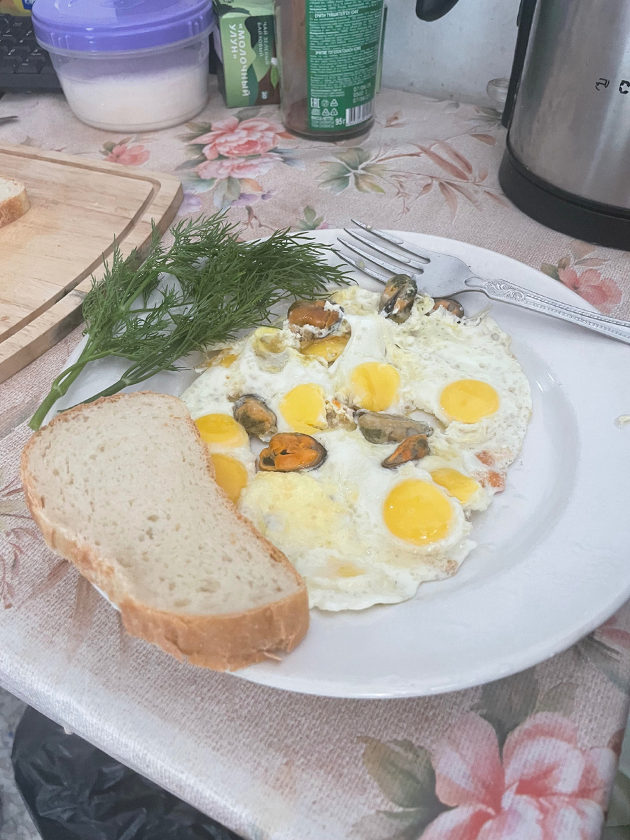 Яичница из перепелиных яиц с мидиями🔥