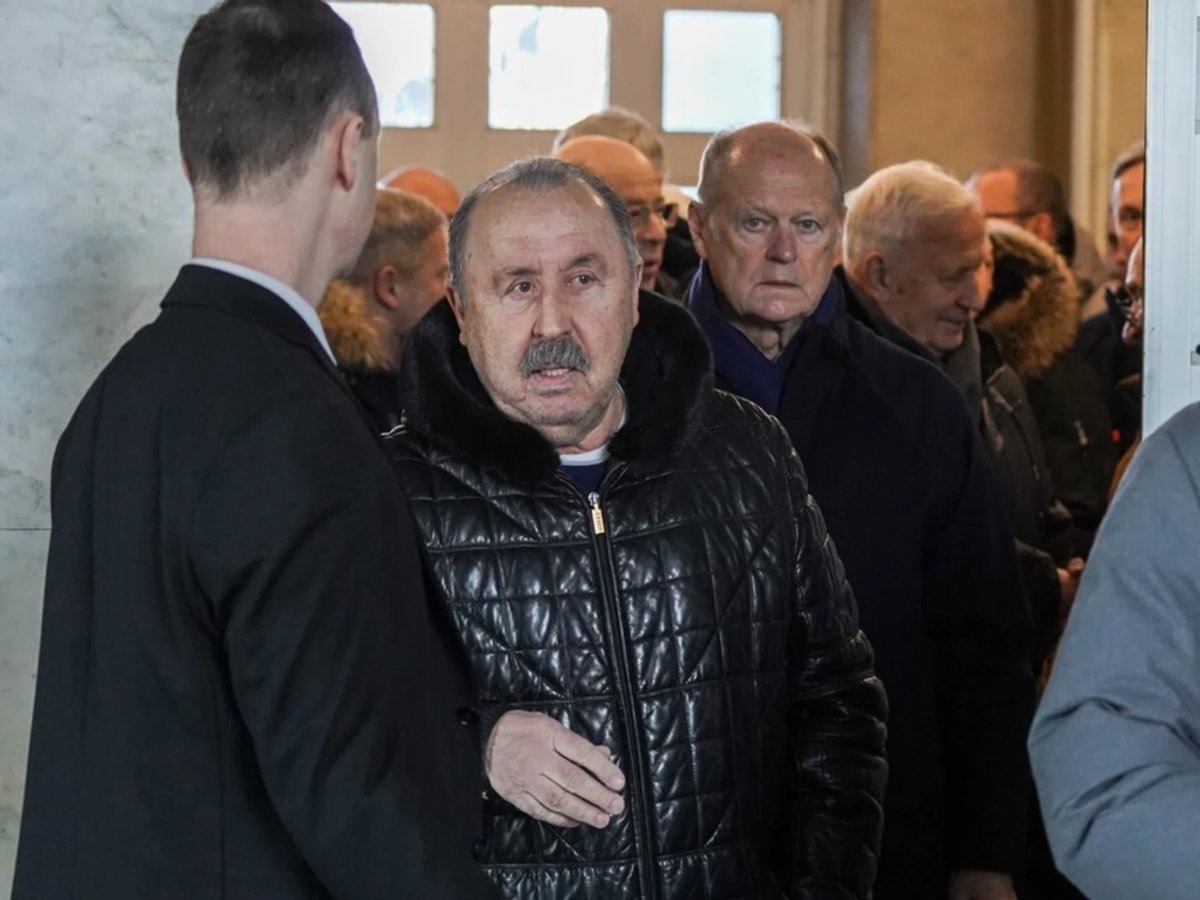    Валерий Газзаев также пришел на церемонию прощания