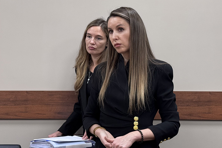    Главный аргумент представителей Минапова — юристов Эльмиры Хайруллиной и Гулии Калимуллиной — был в том, что, по их версии, проверка «спецсубъекта» — судьи в отставке — была проведена незаконно, без санкции квалифкомиссии РТ.   
Фото: Надежда Евдокимова