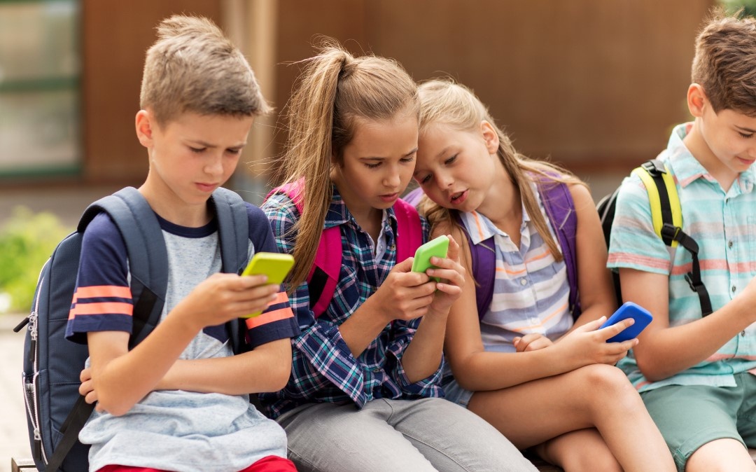 Кто сегодня чаще заходит в электронный дневник — дети или родители?