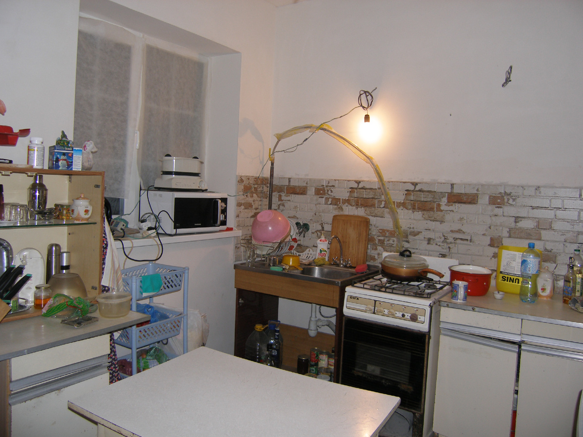 Фото кухонной зоны до ремонта 2017 год. Старая мебель, торчащий газовый кран и ещё нет кухонного острова, но уже есть кухонный фартук. Фото автора Юлии Солоха.