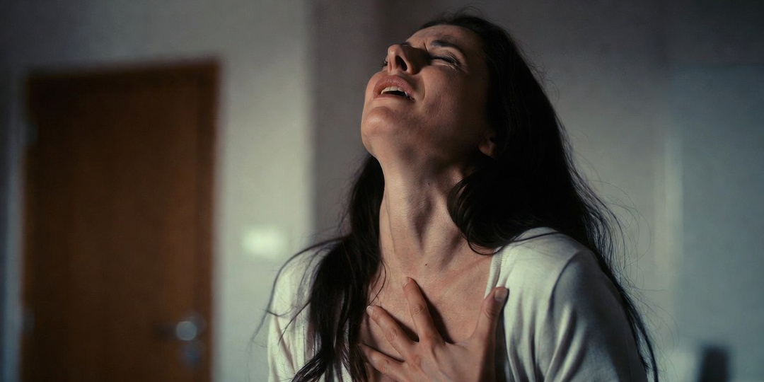 ОНА ОШИБОЧНО НАЗВАЛА МУЖА ИМЕНЕМ ОТЦА — и спустя 2 недели у неё начались сильные боли в груди. (Тело знает, когда ты предаёшь себя):