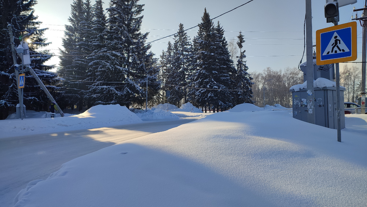 Пешеходный переход. Фотография одного из солнечных дней.