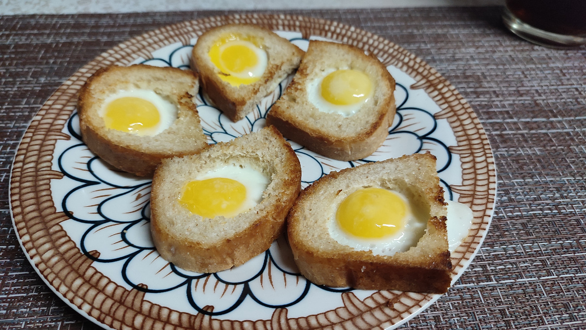 Это вчерашний завтрак. Вот так красиво смотрятся, перепелиные яйца в хлебе. А сегодня была овсяная каша. 