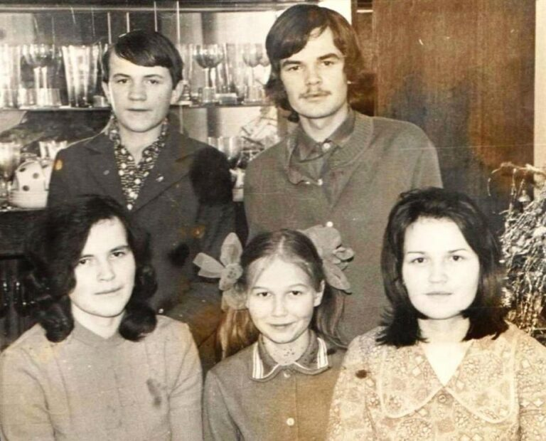 Филипповы (слева направо) Анна, Таня, Люда, Сережа и Володя. Фото из архива автора