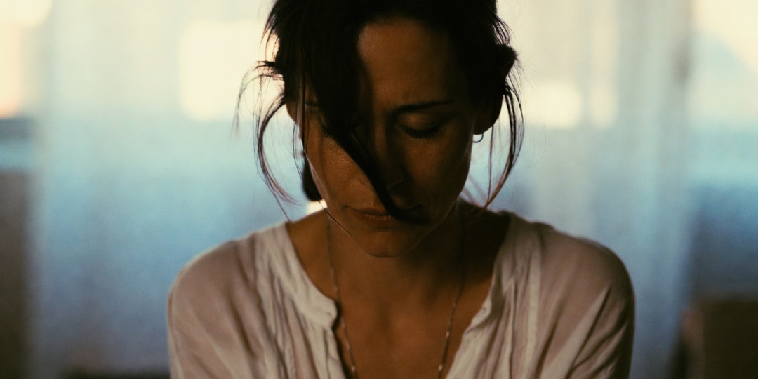 ОНА ВСЕГДА БОЛЕЛА ПЕРЕД СВИДАНИЯМИ — пока не вспомнила, что отец называл её “грязной”, когда она красилась: