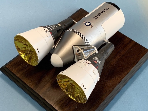 Модель военной базы MODS с двумя состыкованными космическими аппаратами Blue Gemin