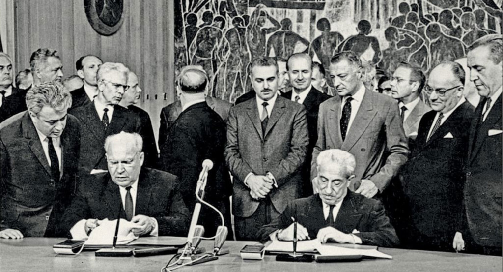 Подписание соглашения между итальянским автомобильным концерном FIAT и Советским Союзом, 1966 год. Фото: АВТОВАЗ