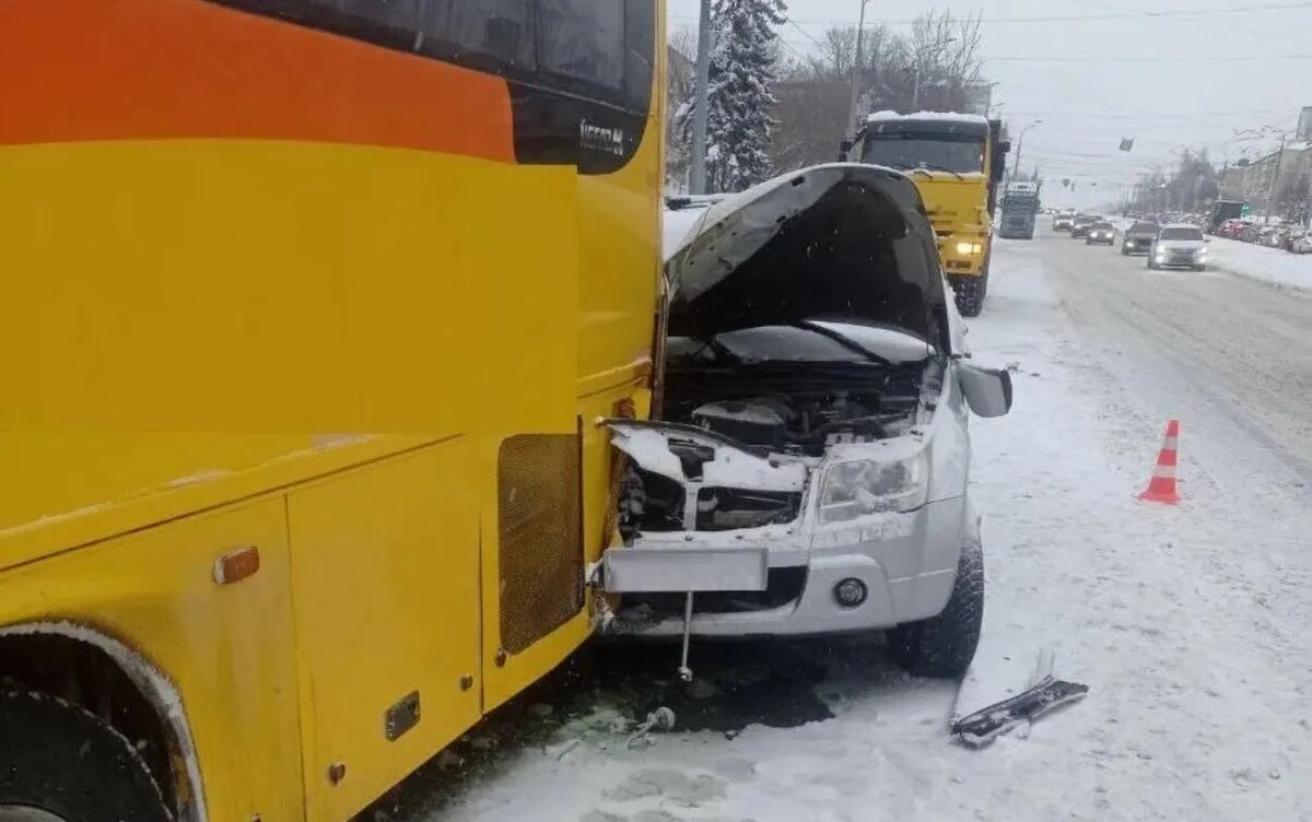    Пьяный бесправник на Suzuki врезался в автобус в Ижевске