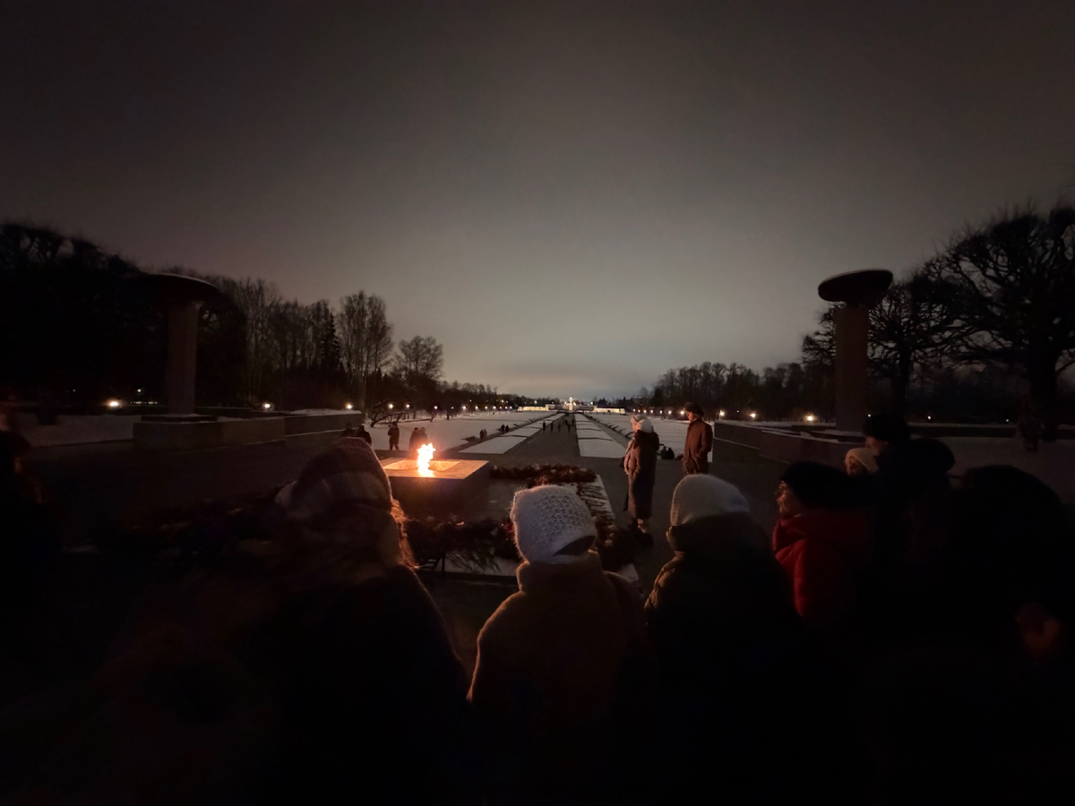 Студенты перед началом памятного мероприятия у вечного огня