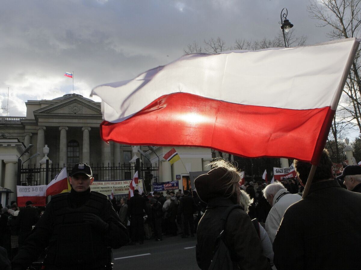    Акции протеста, связанные с крушением самолет Леха Качинского, перед посольством России в Варшаве, Польша. 9 апреля 2011 | © AP Photo / Czarek Sokolowski