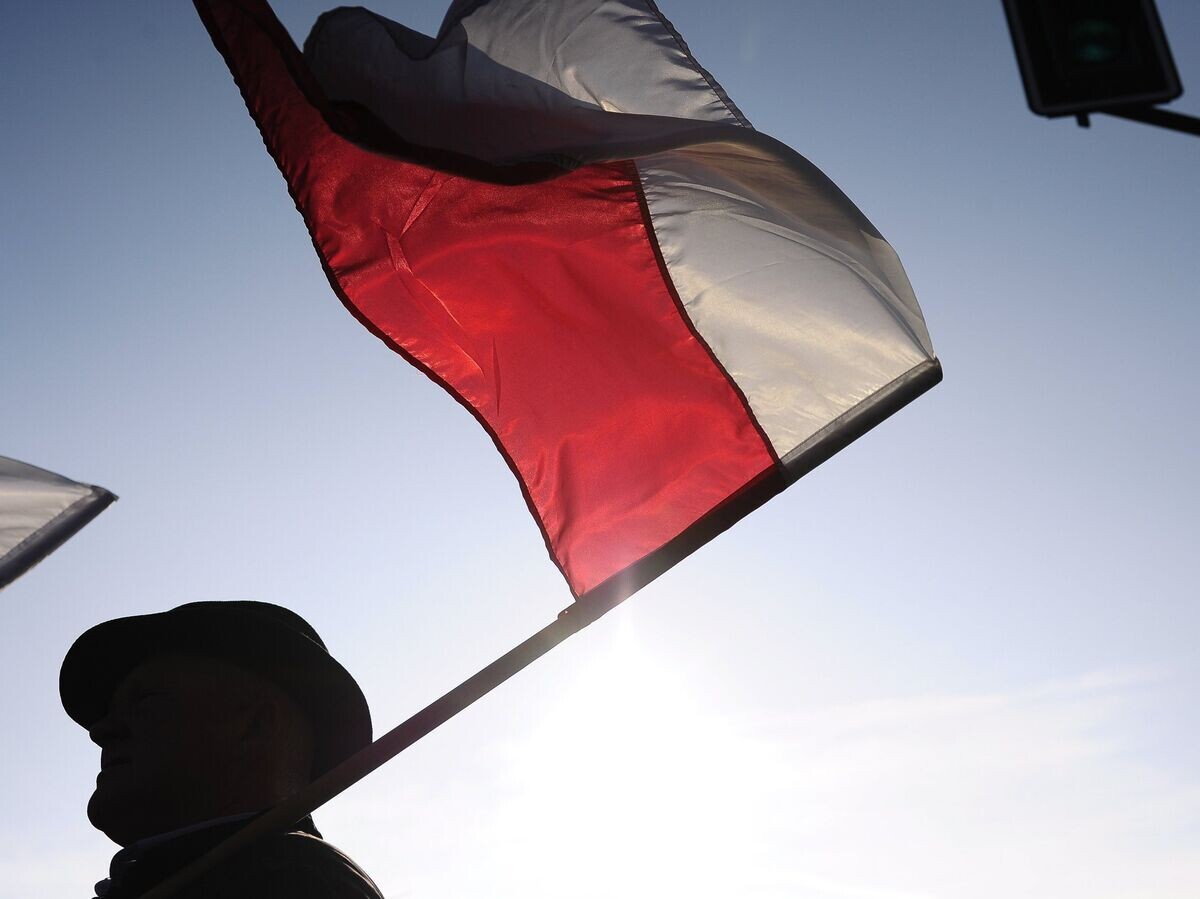    Мужчина с флагом Польши | © РИА Новости / Филип Климашевский