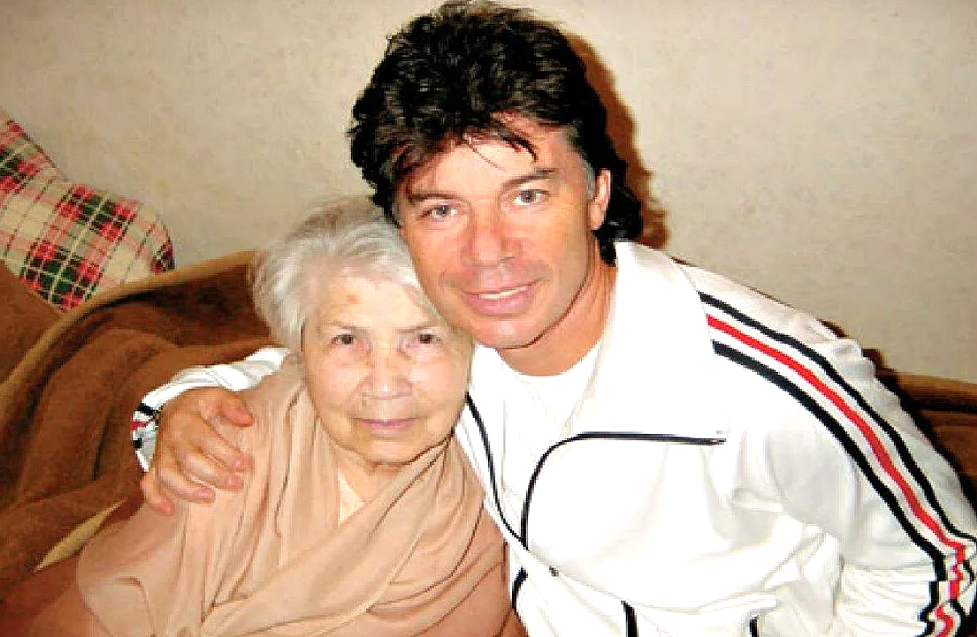 на фото Олег Газманов с мамой 