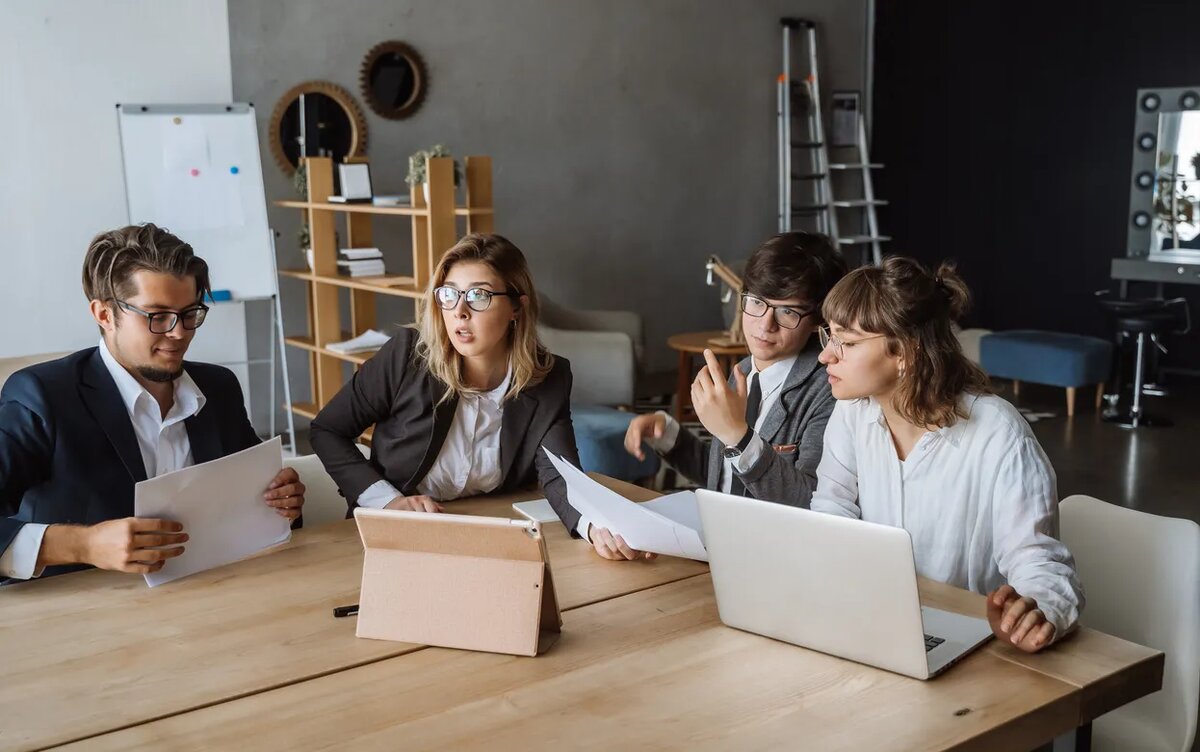    Россиян предупредили о возможном увольнении за громкий смех на работе