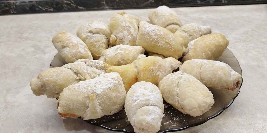 Из готового слоёного бездрожжевого теста, купленного в магазине, можно легко сделать вкусные круассаны.