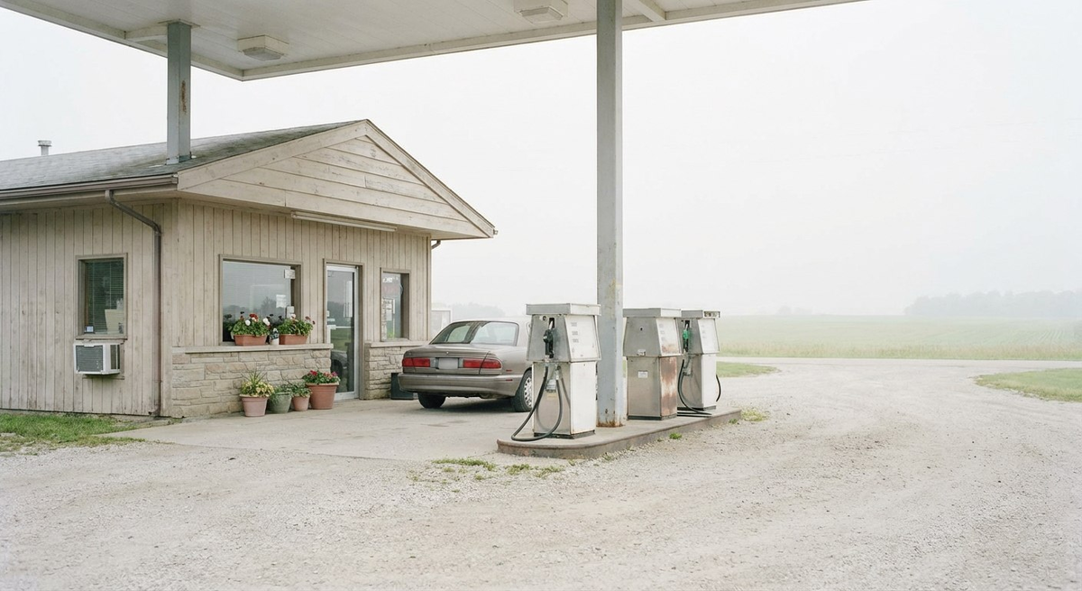 Прокуратура Ростовской области выступила с инициативой ограничить продажу бензина лицам, не достигшим 18 лет. Для заправки на автозаправочных станциях потребуется предъявить паспорт. Изображение: ИИ Nano Banana