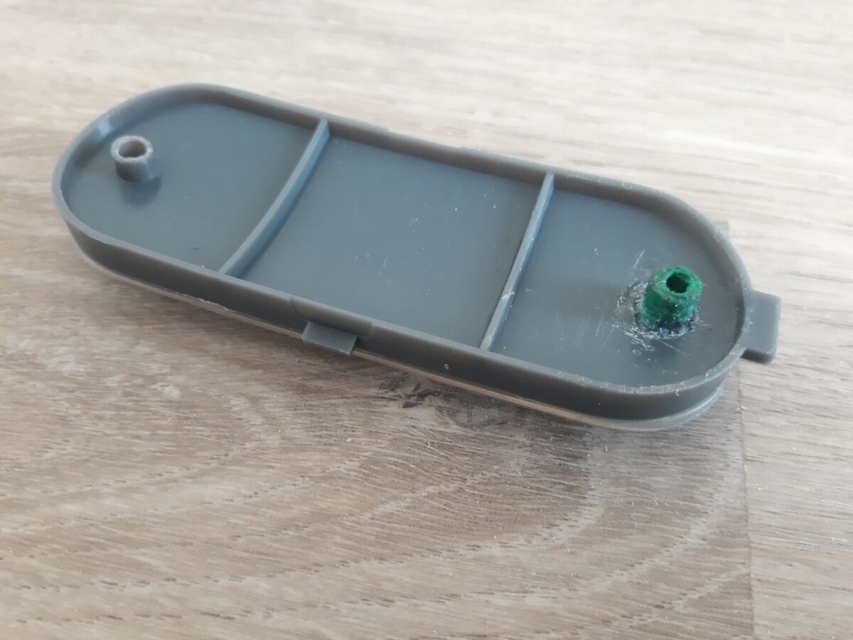 Вторая бобышка, кстати, тоже немного выкрашилась. Но она еще достаточной длины. Я решил ее не менять, так как она вообще находится выше максимального набора воды. И даже если она будет негерметичной, то подтекать там не должно.