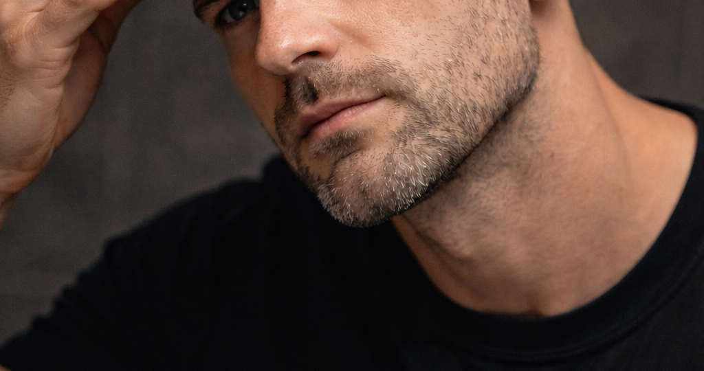 Лицо как «масляный блин»: почему мужская кожа жирнится и как это остановить за 3 шага