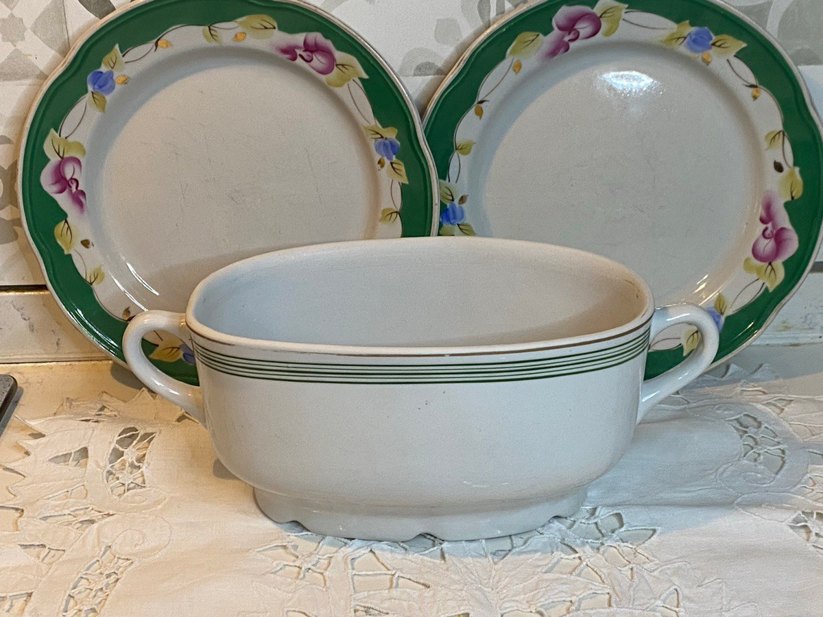 Небольшая супница и тарелки