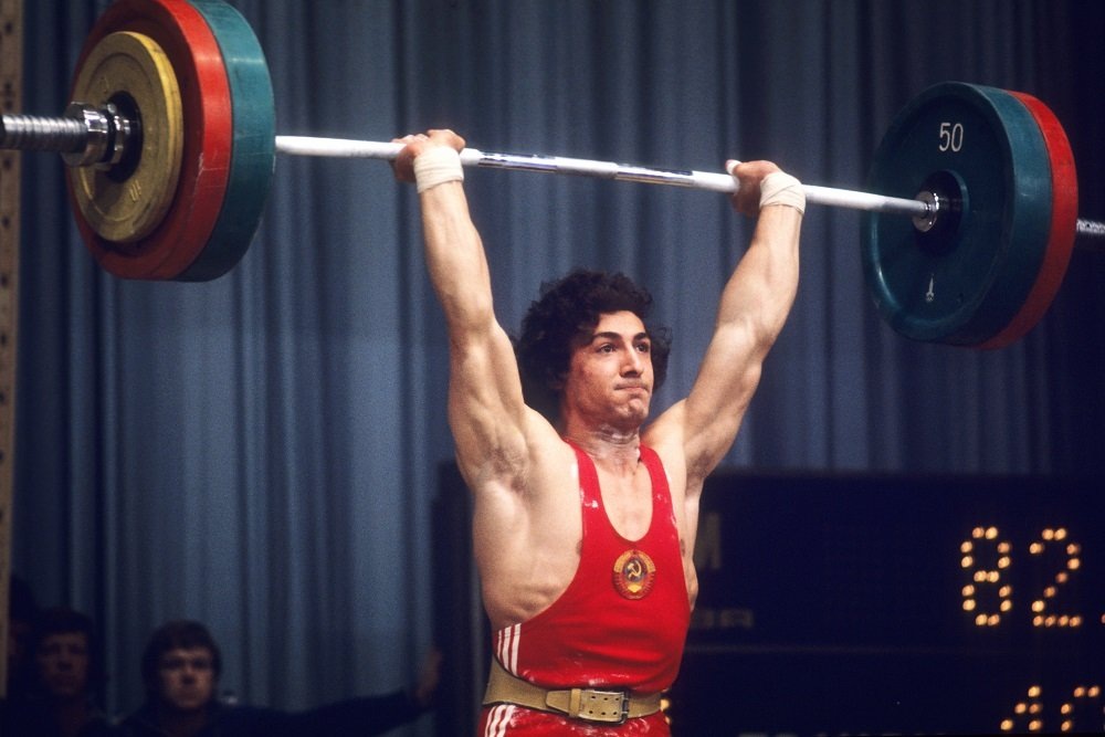 Юрий Варданян, установивший мировой рекорд по сумме двух упражнений в весовой категории до 82,5 кг с общим результатом 375 кг, во время выступления на Международном турнире по тяжелой атлетике, 1978 год. Источник