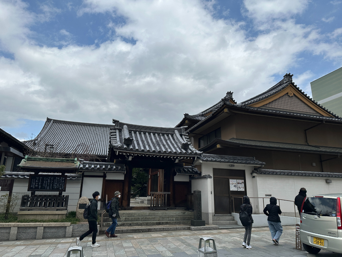 Японский дом по дороге в парк